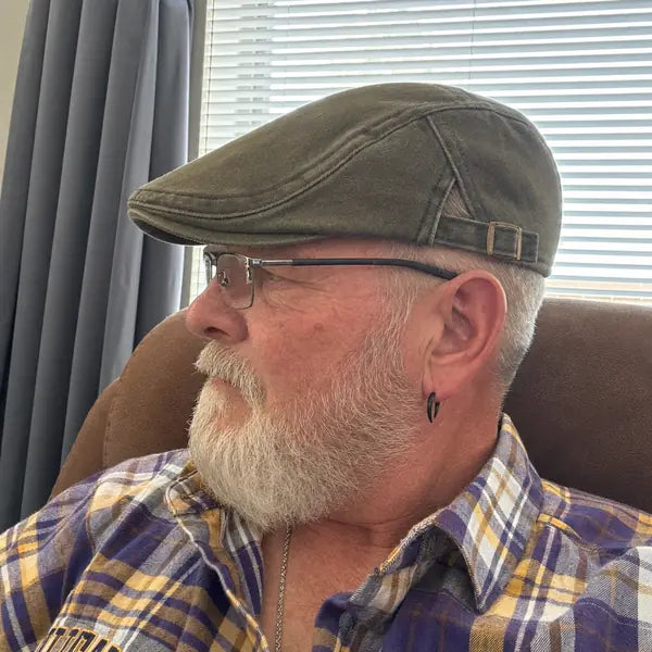 Client portant un béret Chez Henri