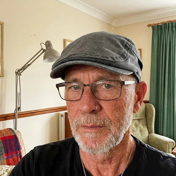 Client portant un béret Chez Henri