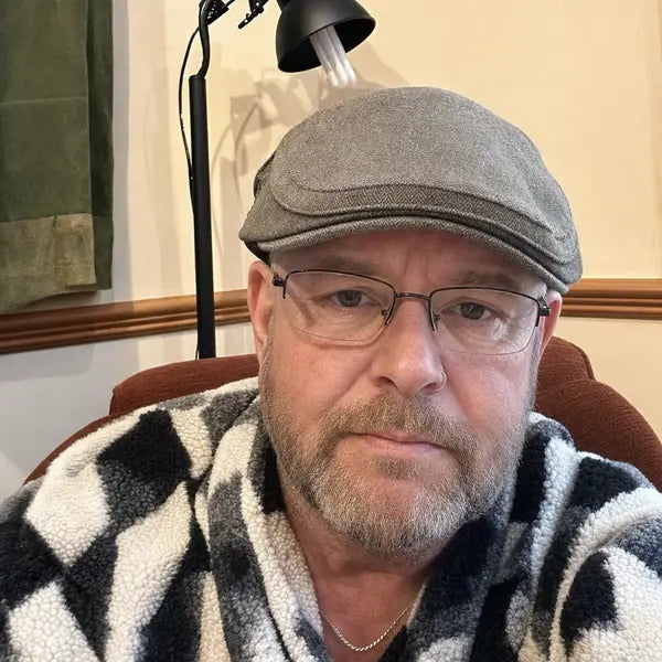 Client portant un béret Chez Henri