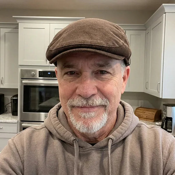 Client portant un béret Chez Henri